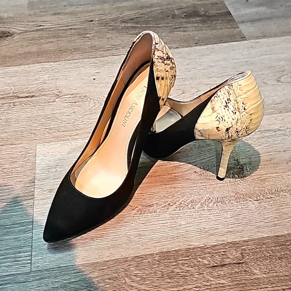 Women's black pump